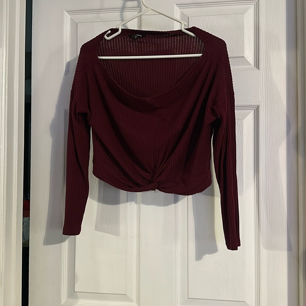 Cropped long sleeve. Off the shoulder. Knot design in the front
